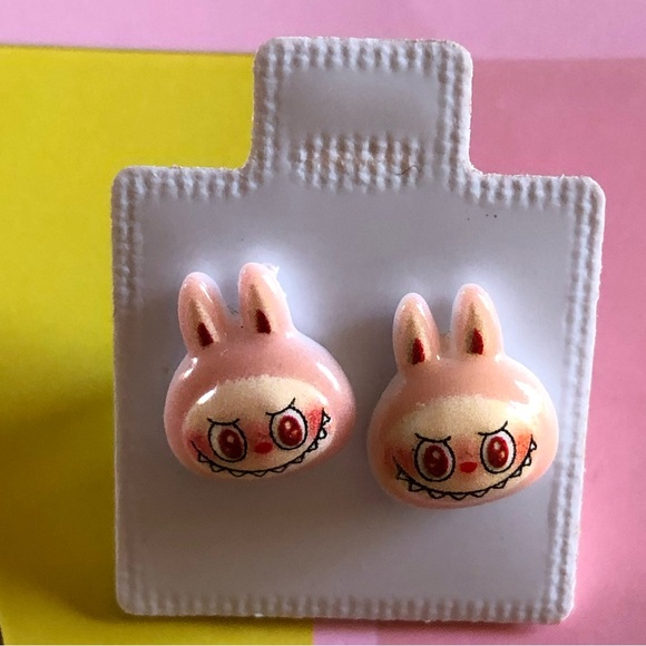 LABUBU BUNDLE “EARRINGS-KEYCHAIN-POP OUT GIFT BAG” NWT!! - Picture 2 of 4